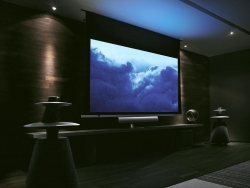 Ke kvalitnímu obrazu jsou potřeba také úměrně kvalitní reproduktory zvuku (BANG & OLUFSEN)