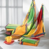 Utěrky Káro (50 % bavlny a 50 % lnu), 50 x 70 cm, cena 579 Kč/3 ks. Froté utěrky Káro (100% bavlna), 50 x 50 cm, cena 469 Kč/3 ks, SCHÄFER BOUTIQUE