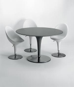 Kulatý stůl Big Bombo (MAGIS), design Stefano Giovannoni, podstava pochromovaná ocel, top poakrylovaný polyuretan, cena 72 264 Kč, židle s výškově nastavitelným sedákem, cena 15 401 Kč, RANNÝ ARCHITECTS