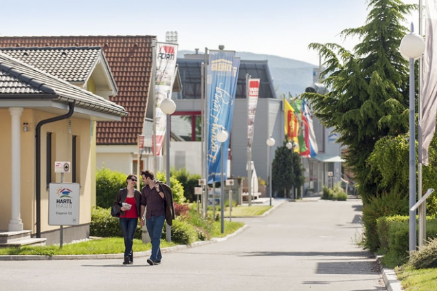 Rakousko – Vídeň Modrá laguna u Vídně byla průkopníkem vzorových center rodinných domů v Evropě. Od 90. let tu vyrostlo 100 domů z různých technologií, z cihel, betonu i dřeva. Na specializovaných plochách v rámci areálu se nabízí inspirace na stavbu garáže, wellness zóny či úpravy zahrady. www.blauelagune.at