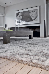 Koberec s vysokým vlasem model Bliss (vyrábí Limited Edition) ze směsi vlny a polyesteru vyniká dokonalým zpracováním materiálu. Velikost 140 x 200 cm stojí 43 780 Kč