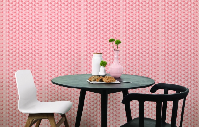 Belgičanka Eline Rousseau vlastní značkou Roomblush, pro niž navrhuje kolekce originálních tapet (tapeta Triangles Pink). www.bonami.cz