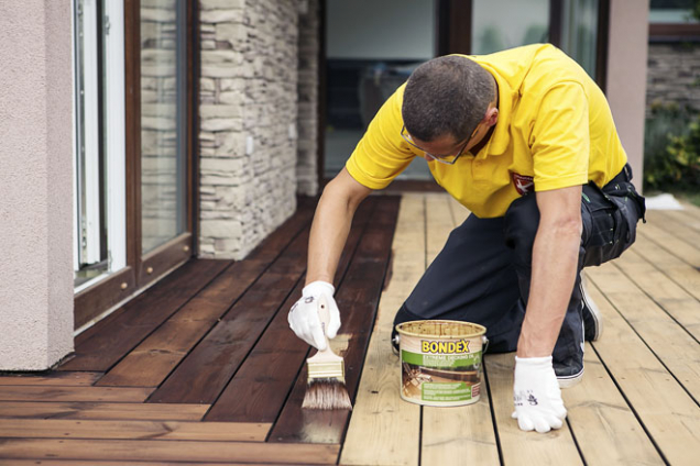 Na ochranu a ošetření dřeva v exteriéru můžete použít napouštěcí olej na vodní bázi Bondex Extreme Decking Oil (BONDEX)