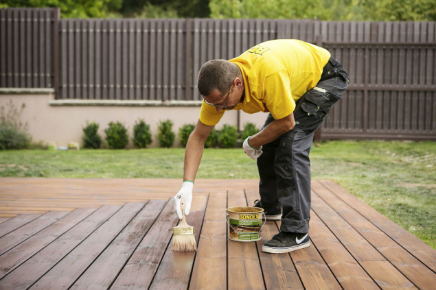 Bondex Extreme Decking Oil je napouštěcí olej na vodní bázi s vysokou penetrační schopností. Na povrchu dřeva vytvoří vodoodpudivý film, který terasu chrání před vlivy počasí a praskáním (BONDEX)