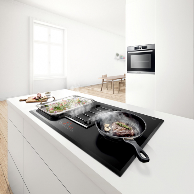 Bosch představuje novou indukční varnou desku, která se díky integrovanému odsávání postará i o čistý vzduch v kuchyni. Novinka v sobě skrývá to nejlepší z obou oblastí, šetří místo a nabízí maximální flexibilitu při plánování kuchyně. (Zdroj: Bosch)