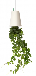 V jejich stylu: Levitující květináč Sky Planter L, recyklovaný plast, výška 25 cm, Ø 18 cm, vyrábí Bosske, www.monsterra.cz