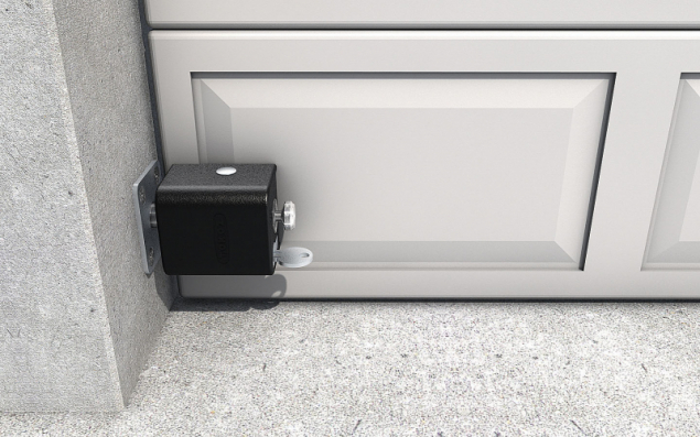 X SAFETY BOX II je uzamykací bezpečnostní systém pro jednokřídlé dveře, brány a mříže nebo stahovací garážová vrata a je extrémně odolný proti hrubému násilí (TOKOZ)
