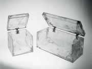 Příjemná a originální inspirace pro milovníky nápaditého bydlení od firmy Sturm und Plastic. Pokud hledáte nábytek jak z eskymáckého iglú, není problém pořídit si ledovou skládačku z perspexových dílců. Vypadají, jako byste je právě vytáhli z mrazicího boxu