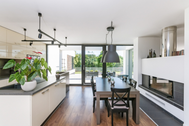 Krb odděluje kuchyni a jídelní část od té obývací. Celá velká přízemní místnost je pojata v moderním minimalistickém designu