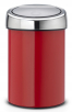 7. Příruční koš na odpadky: výrobce: BRABANTIA, cena: 1 387 Kč, www.brabantia-shop.cz Koš Touch Bin 3L v červeném provedení je vhodný do kuchyně, koupelny nebo na toaletu. Pomocí nerezového držáku koš jednoduše připevníte na zeď.