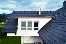 Díky kombinaci designu a upravené výrobní receptuře se model střešní tašky Classic AERLOX vyznačuje o 30 % procent nižší hmotností než srovnatelná betonová taška (BRAMAC)