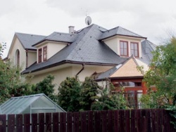 Břidlice se dobře uplatní na každé střeše, ale zvlášť zdůrazní krásu historických objektů, stylových domů a luxusních sídel (Richter - Pizarras)
