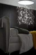 Stropní svítidlo Brindilles (design Francois Azambourg), průměr 90 cm, výška 250 cm, cena 96 380 Kč (LIGNE ROSET)
