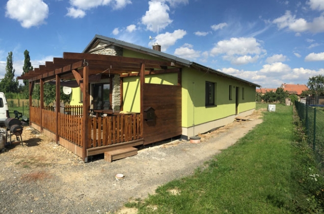 Bungalov v Zelené Hoře vyhřívají topné fólie, kabely i sálavé panely. (FENIX GROUP)