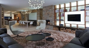 V celém interiéru jsou užita drobná nerušivá svítidla. V jídelně kontrastuje model Heracleum (Moooi) s mohutnou kamennou zdí.
