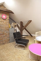 Repasované koženkové křeslo s chromovou podnoží do interiéru nenásilně zapadá (THONET)