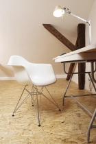 Nohy pracovního stolu původně patřily ke školní lavici, vrchní desku použila designérka z jídelního stolu