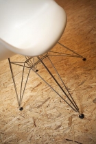 Křesílko EAMES PLASTIC ARMCHAIR (VITRA, design Charles &amp; Ray Eames, 1950), plastový sedák, podnož chrom lesk