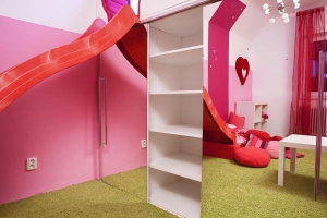 Celou „stavbu“ z bílého lamina provedli podle návrhu designérek společně spolupracovník BJH Pepa Kumínek a tatínek Tomáš 
