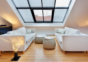 Sedací soupravy a taburety pocházejí z italské firmy B &amp; B Italia (www.bebitalia.it) a vytvářejí příjemnou relaxační zónu.