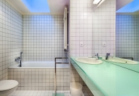 Architekt Pleskot se při návrhu koupelen snažil hlavně o jejich praktičnost, snadnou údržbu a nadčasovost. Koupelna je drahá součást bytu, kterou nelze stále předělávat podle měnících se designových trendů. Podle představy majitelů vznikla jednoduchá a elegantní koupelna s klasickými obklady.
