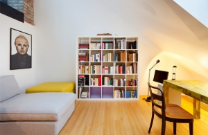 Nábytek si vybírala sama majitelka. Nejvýraznější kusy pocházejí z italské firmy B &amp; B, od Bódi Horáka, Milana Knížáka, ale i z obchodního domu IKEA.