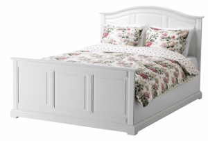 Dvoulůžko Birkeland (Ikea), 171 x 210 cm, výška čela postele 119 cm, nohy a čela postele masivní javor, cena 7 990 Kč, www.ikea.cz