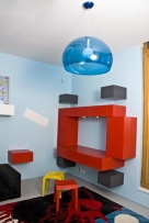 Designérova hravost je zvláště patrná v chlapeckém pokoji, stůl ve tvaru auta si v dětských očích dlouhodobý zájem určitě udrží
