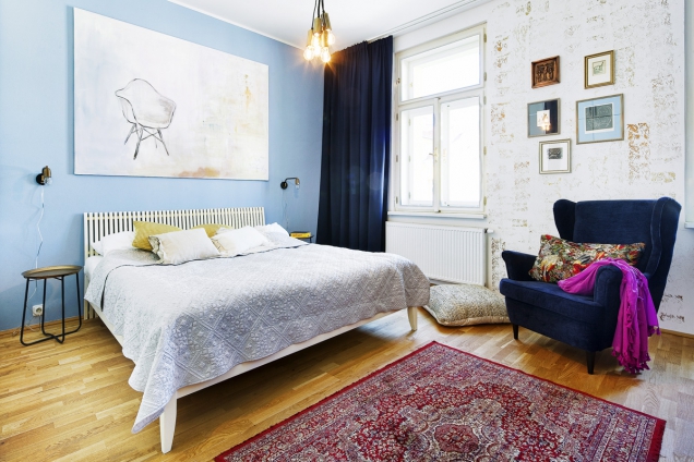 Původní noční stolky z ložnice byly vyhozeny a nahrazeny novými. Křeslo donedávna stávalo v obývacím pokoji, designérka pro něj zde našla lepší uplatnění.
