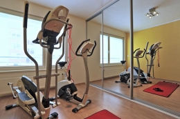 Praktickým řešením pro časově zaneprázdněnou Anetu bylo obětovat jednu místnost pro skromné domácí fitness. Kardiozóna (Kettler) je doplněná skladným posilovacím náčiním
