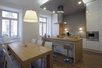 Lampičky nad dřezem a pracovní plochou dokazují, že i v kuchyni lze použít designová svítidla působící dekorativně.