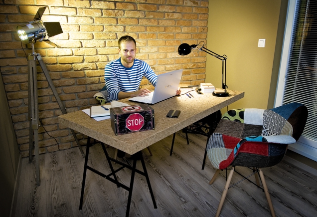 Martin (29 let) pracuje jako location manager, což znamená, že vyhledává prostory pro natáčení seriálů, filmů a reklam, ale konečný výběr konzultuje s režiséry a kameramany. Dokončuje filmovou a televizní fakultu Vysoké školy múzických umění v Bratislavě. Ve volném čase se věnuje sportu a miluje jízdu na motorce.
