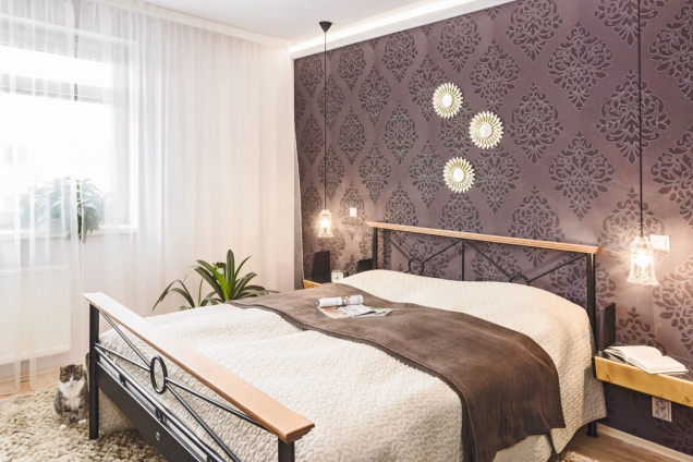 Kombinaci výrazných barev se vzorem designérka zopakovala i ve druhém pokoji, zde je stěžejním solitérem postel s kovovým rámem a dřevěnými detaily, kterou si přivezla paní majitelka z předchozího bytu a sem padne jako ulitá. (2)