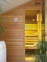 Domácí sauna se dá "ušít" na míru prakticky do jakéhokoli prostoru, třeba i do podkroví vedle pračky, a přitom nebudete o nic ošizeni (DYNTAR)