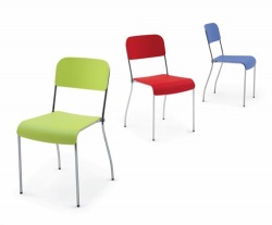 Židle Centomila Sedia (Magis), design James Irvine, rám z pochromované oceli, sedák z polypropylenu, rozměry 55,5 x 45 x 45,5/79, cena 3 162 Kč, RANNÝ ARCHITECTS