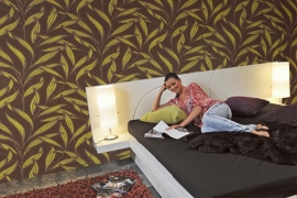 Tapetu v ložnici si Jitka vybrala sama, postel je ze stejné kolekce jako úložné prostory v obývacím pokoji, obojí vybírala ve spolupráci s architektem Martinem Sladkým