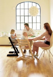 Židle Tripp Trapp (STOKKE) slouží dětem i dospělým. Je pevná a poskytuje dokonalou oporu v každé poloze, neboť má nastavitelný sedák a podnožku.Vybrat si můžete z deseti barevných provedení - od přírodního lakovaného buku přes třešeň až po světle zelenou, červenou nebo oranžovou barvu. Cena 3 797 Kč, PRAGONOR