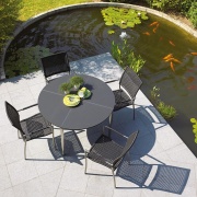 Sestava CHORUS (Winner Design 2006) z leštěné oceli je vypletena umělým vláknem ve stylu Thonet a barvě Ebony, keramická deska je v barvě Midnight. Výška stolu je 74 cm, deska kruhová má průměr 120 cm, oválný má rozměr 120 x 190 cm. Židle mají područky. Ceny: židle 11 100 Kč, stůl kruhový 58 300 Kč, oválná 89 800 Kč (LINE-EXCLUSIVE)