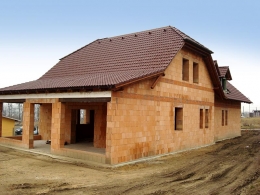 Podle projektu se volí ty či ony cihly s adekvátní izolací (POROTHERM)