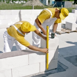 Xella (Ytong) ale i další výrobci pomáhají stavebníkům srozumitelnými manuály s detailně popsanými pracovními a montážními postupy. Pomoc je v případě potřeby připravena poskytnout i „výjezdní“ parta profesionálů