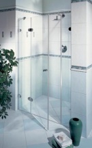 Dveře pro zástěnu ze série Glassline s chromovými úchyty mohou být v rozměrech 100, 110 a 120 cm. Cena za komplet (100 cm) 25 940 Kč, RAVAK