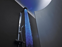 Sprchový panel Color shower s termostatickou baterií, sprchou ruční a hlavovou, která může barevně svítit (8 odstínů), nerez, cena 47 230 Kč, (HANSA ČESKO)