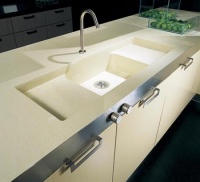 Z Corianu můžete mít i kuchyňský dřez měkce vmáčknutý do celé plochy (showroom - ukázka realizace, Il Bagno)
