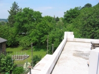 Firma přivezla potřebný materiál na stavbu prvního patra