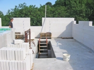 Na paletách se vše opět rozmístilo přímo na místo, kde bude materiál potřeba