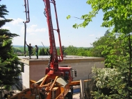 Během čekání na vyzrání stropu se Jenda pustil do stavby komína a příček v přízemí