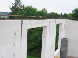 Jenda se pustil do betonování věnce nad horním patrem a zároveď do osazení čističky odpadních vod