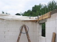 Veškerý beton se tentokrát na místo dopravoval ručně v kbelících
