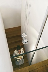 Stropní svítidlo Corner (design Oscar and Serge Devesa, Vilbia) se dvěma směrově stavitelnými zdroji světla, chrom, cena 17 626 Kč, EUROLUX LIGHTING