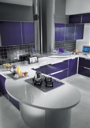 Oválný tvar varného poloostrůvku u modelu Crystal Scavolini nalezneme také u odsavače par